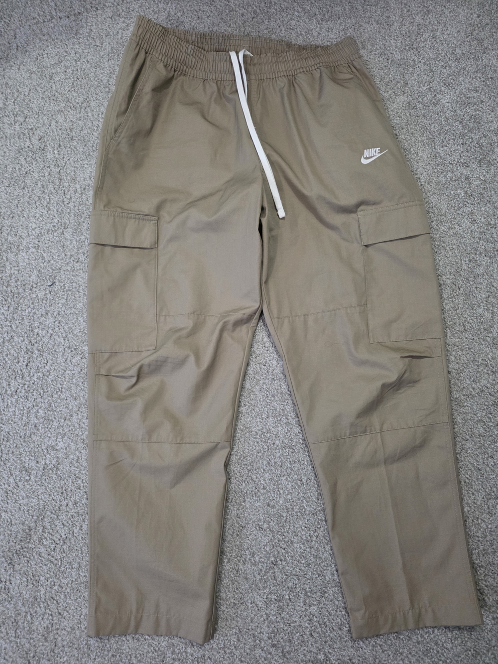 Nike Men’s Club Cargo Pants Khaki Size Medium